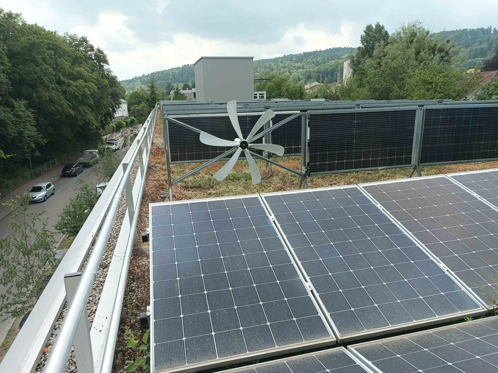 Klein-Windkraftwerk für Schwachwindverhältnisse, patentierte 6-Flügel-Technik von WepfAir, die bereits bei 2 m/s Strom produziert.